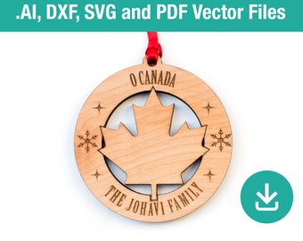 Pode incluir: Um ornamento de madeira em forma de círculo com um recorte de folha de bordo e o texto "O CANADA THE JOHAVI FAMILY" gravado nele. O ornamento tem uma fita vermelha amarrada na parte superior.