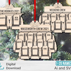 Può includere: Set di tre decorazioni natalizie in legno con design a tema pompieri. Le decorazioni sono a forma di caserma dei pompieri con un appendiabiti e riportano i nomi "The Rookies 2021", "Weekend Crew" e "Massworth Crew 2021". Ogni decorazione ha un set di nomi diverso sull'appendiabiti.