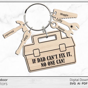 Puede incluir: Un llavero de madera con diseño de caja de herramientas y el texto "IF DAD CAN'T FIX IT, NO ONE CAN!". Incluye llaveros con forma de herramientas grabados con los nombres: Alexander, Silas, Maggie, Lilly y Danny.