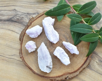 Cristallo di Kunzite grezzo: pietra curativa naturale per il chakra del cuore