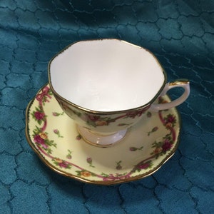 Royal Albert Old Country Roses Ruby Celebration YELLOW ROSEBUD Teacup & Saucer set