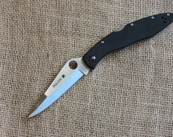 Spyderco-kniv med VG10-bladegg - slät, svart G10-handtag och EDC-kompressionslås