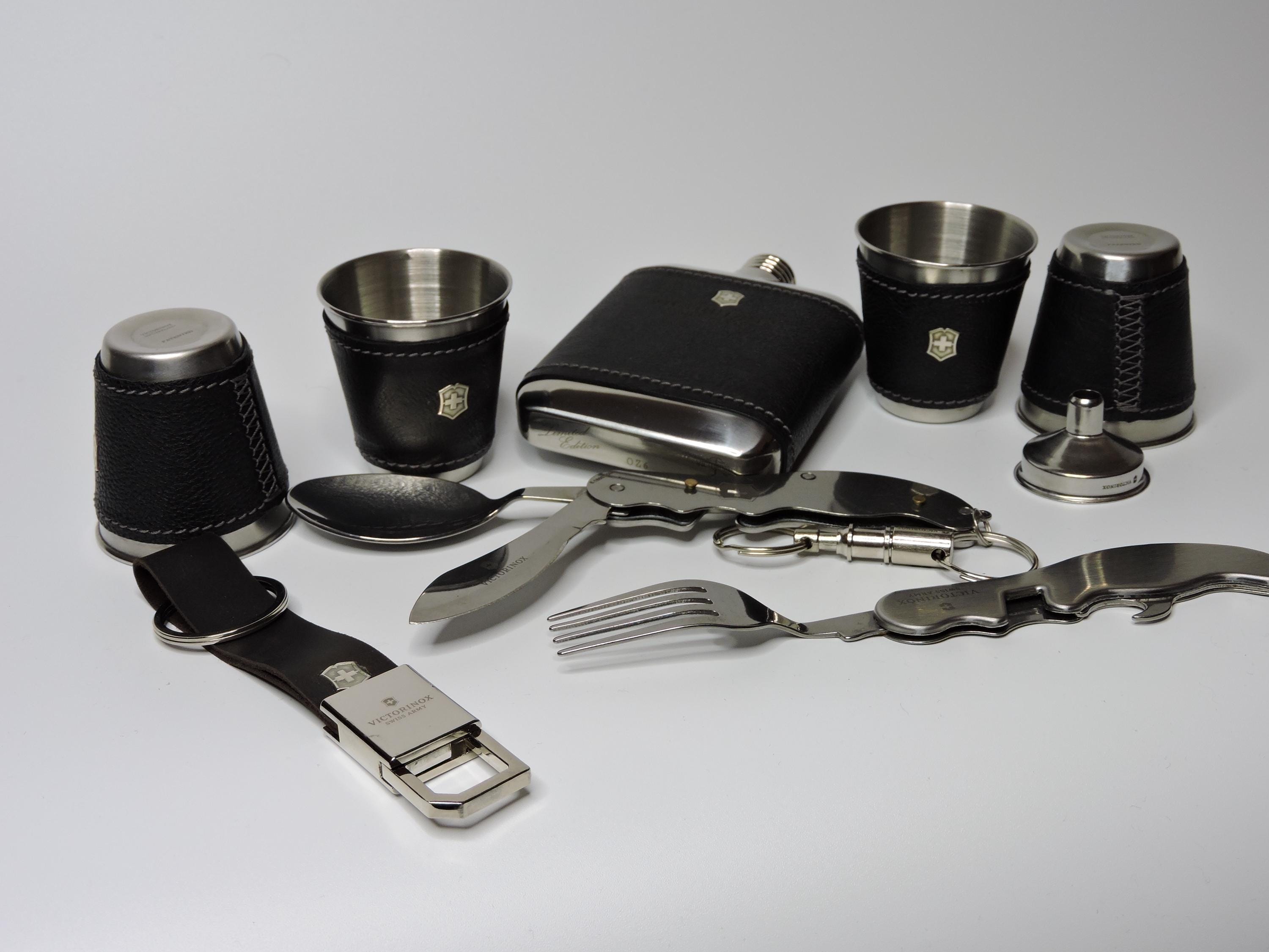 WANTKEY CAMP サイコロ ベルクロワッペン　アロマボトル SET Victorinox Swiss Army Camping Kit - Flask, Funnel, 6 Shot Glasses