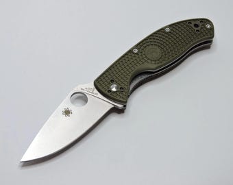 Navaja plegable ligera Spyderco Style Tenacious C122 Olive FRN con hoja satinada