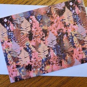 Forêt de fougères et carte de vœux Foxgloves design original par Jacqui-Lou.