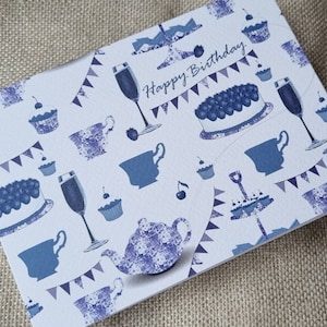 Afternoon Tea Happy Birthday carte de vœux design original par Jacqui-Lou. Théières, gâteau et beaucoup de célébration