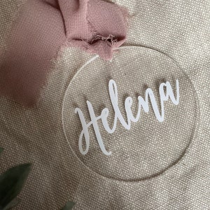 Personalisierte Tischkarte, Platzkarte, Namensschild, Platzkarte, Gastgeschenk, runde Acrylscheibe mit Namen inkl. Band