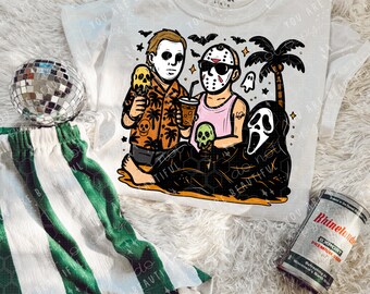Może przedstawiać: Biała koszulka z kolorową grafiką przedstawiającą postacie z horrorów na plaży, w tym Michaela Myersa, Jasona Voorheesa i Ghostface'a. Obraz zawiera kulę dyskotekową, zielono-białe szorty w paski i puszkę piwa.