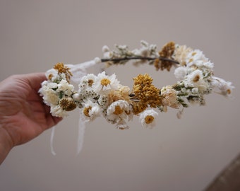 Corona di fiori secchi di margherite