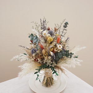 ウェディング花嫁と花嫁介添人用ブーケ、野生の花、草、ドライブーケのためのニュートラル + ブルーアザミトーンとユーカリの緑のブーケ