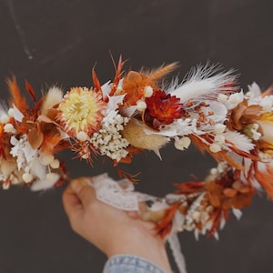 Corona de flores secas de naranja quemada, regalo de flores de dama de honor, corona de cabello rústico y boho, corona de niña, accesorio para el cabello de novia, corona de flores secas