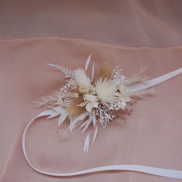 Pampas grass Cream tones wrist corsage / Dried rustic flowers matching pin on corsage / Dried flowers Bunny tail Wedding Accessory