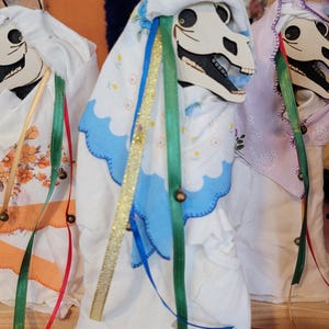 Mari Lwyd Dekoration / Ornament / Traditionell / Volkskunst / Folklore / Weihnachtsdekoration / Schnickschnack / Walisisch / Wales / Pferd