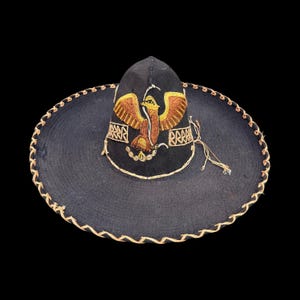 RARE Antike Anfang des 20.Jahrhunderts Handgemachte Schwarze Bestickte Mexikanische Sombrero-Filzüber Stroh Mariachi-Hut mit Gold Adler Größe S (wie besehen)