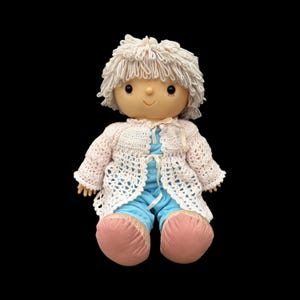 Boneca vintage estilo sorvete J Shin, grande, de 61 cm, dos anos 80, com cabelo de lã branca, macacão azul, camisa, jaqueta de crochê e pés acolchoados de cetim rosa
