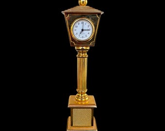 Vintage Miniature Lamp Post Street Light Shaped Gold Tone Quartz Movement Clock w/ New Battery (Tested & Works) 4.75”