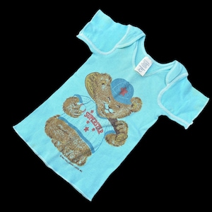 Vintage 1980 Gerber Baby Boy's Blue Baseball Superstar Teddybeer T-shirt (Hallmark Cards Inc) 9-12 Mo/18 Mo/Medium (As Is) 100% katoen