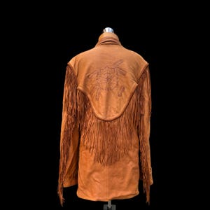 Veste amérindienne en cuir de daim, franges et franges, vintage des années 1960 avec dos attrape-rêves en relief et boutons en bois tels quels (grand)