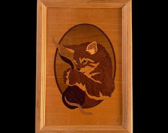Vintage 1975 Hudson River Inlay Hit Nelson “Miss Mischief” #94 Katze mit Wollball Holzintarsien gerahmtes Kunstbild 10”x7”