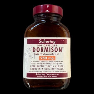 Vintage 1950-tals lugnande-hypnotisk Dormison Methylparafynol av Schering TOM bärnstensfärgad medicinflaska i glas | Kuriositeter och märkligheter