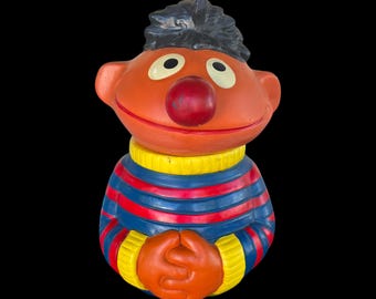 Słoik ceramiczny na ciasteczka Jima Hensona z serii Muppety z Ulicy Sezamkowej Erniego z 1973 r. nr 973, 12 cali (w stanie obecnym – przeczytaj opis)