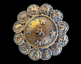 Vintage 1970er Jahre Astrologie Horoskop himmlisch Whimsigoth Boho Hippie Messing Runde Unisex Gürtelschnalle 9,5 cm