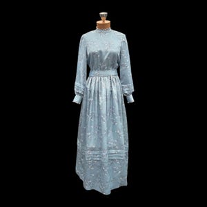 Vintage 1970s Handmade Prairie Style Blue Floral Maxi Cottagecore Boho Gunne Sax Style Dress Pleats, White Lace Trim, Flower Buttons Sz 6-8