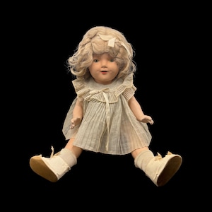 RARE Vintage 1930er Jahre Shirley Temple Komposition Schläfrige Flirty Eyed Puppe w / Elfenbein Kleid, Unterwäsche, & Schuhe 17 ”(WIE IST)
