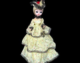 Vintage jaren 1970 Bradley Big Eyed Koreaanse poseable boudoir Southern Belle-pop met blond haar, blauwe ogen, geelzwarte jurk en hoed 15"