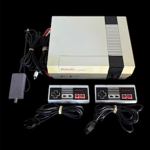 Nintendo Entertainment System NES-001 Videospielkonsole im Bundle mit 2 Controllern, RF-Schalter und AV-Kabel (getestet und funktionsfähig) – wie abgebildet