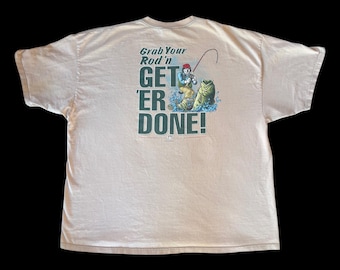 Vintage 2005 Big Dogs “Grab Your Rod ‘n Get ‘Er Done!” Funny Fishing Beige Double Sided Men’s T-Shirt Size 2X (As Is)