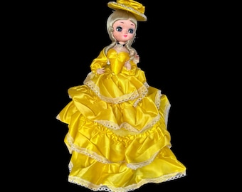Vintage jaren 1970 Bradley Big Eyed Koreaanse poseable boudoir Southern Belle-pop met lange blonde staartjes, gele satijnen jurk en hoed 15" (zoals het is)