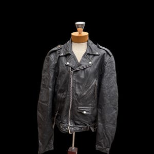 Vintage 1980s Wilson’s Leather Open Road Black Motorcycle Biker Heavy Leather Jacket w/ Harley Davidson Patch Style 1336 Men’s Size 44 XL