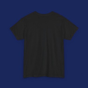 Puede incluir: Una camiseta negra de manga corta.
