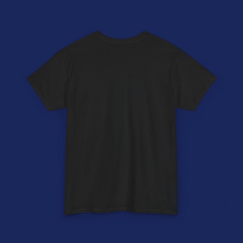 Puede incluir: Una camiseta negra de manga corta.