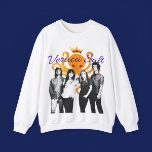 Può includere: Felpa bianca con un logo di una band che presenta una grafica di un polpo con una corona e il testo "Veruca Salt" in viola.