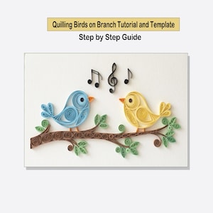 Pode incluir: Uma obra de arte em quilling de papel com um pássaro azul e um amarelo num ramo castanho com folhas verdes e notas musicais pretas. O texto diz: Quilling Birds on Branch Tutorial and Template, Step by Step Guide.
