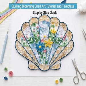 Op de afbeelding: Een papier-quilling kunstproject in de vorm van een schelp, met ingewikkelde opgerolde papierontwerpen in blauw, geel, groen en beige. De tekst luidt Quilling Blooming Shell Art Tutorial and Template en Step by Step Guide, met gereedschap zoals een schaar en quilling-naald.
