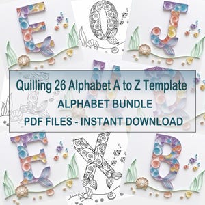 Op de afbeelding: Een digitale collectie van 26 letters van het alfabet van A tot Z voor papier-quilling, met zeemeermin-thema ontwerpen met krullen, schelpen en vissen. De tekst luidt: Quilling 26 Alphabet A to Z Template, ALPHABET BUNDLE, PDF FILES - INSTANT DOWNLOAD.