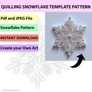 Op de afbeelding: Een quilling sneeuwvlok sjabloonpatroon met de tekst "Pdf and JPEG File", "Snowflake Pattern", "INSTANT DOWNLOAD" en "Create your Own Art". De afbeelding toont een gedetailleerde, witte papieren sneeuwvlok met een parel in het midden.