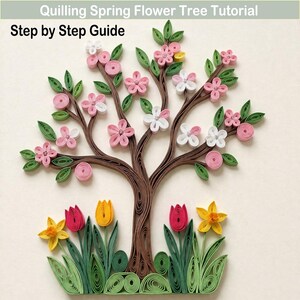 Op de afbeelding: Een papieren quilling kunstwerk dat een lentebloemenboom tutorial toont. De boom heeft een bruine stam en takken met roze en witte bloemen, groene bladeren en roze cirkelvormige accenten. De basis heeft kleurrijke tulpen en narcissen. Tekst luidt "Quilling Spring Flower Tree Tutorial Step by Step Guide."