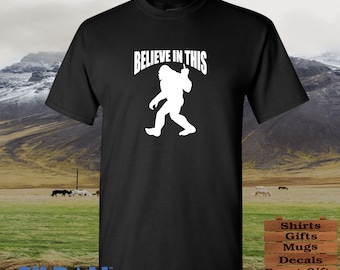 Bigfoot und Sasquatch geben den Mittelfinger | Tanktops und T-Shirts
