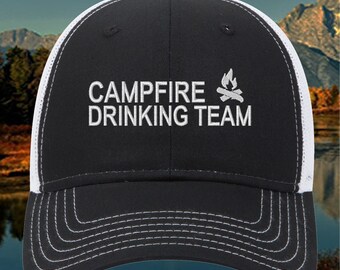 Eingebettete Lagerfeuer Camping Trinken Team Cap, Camping Hut, Sommerhut, Camping Crew, Camper Geschenk, Lagerfeuer Trinken Team Hut