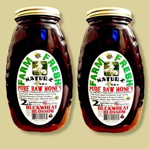 Peut inclure: Deux pots en verre de miel de sarrasin en fleurs cru pur de 2 lb. Les pots sont &eacute;tiquet&eacute;s "Farm Fresh Naturz Beez Pure Raw Honey" avec une &eacute;tiquette verte et blanche. Le miel est de couleur ambre fonc&eacute;.