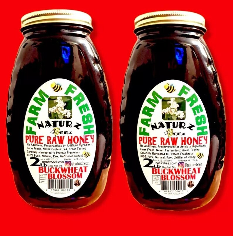 Peut inclure: Deux pots en verre de miel de sarrasin cru en fleurs, &eacute;tiquet&eacute;s "Farm Fresh Naturz Beez Pure Raw Honey". Chaque pot p&egrave;se 2 livres et pr&eacute;sente une &eacute;tiquette verte et blanche avec une illustration d'abeille et de fleur.