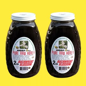Peut inclure: Deux pots en verre de miel de fleurs de sarrasin cru de 900 grammes. Les pots ont des couvercles blancs et des &eacute;tiquettes qui indiquent "From Lush Fields of Buckwheat, Naturz Beez, Pure Raw Honey, No Additives, Preservatives or Artificial Ingredients, Carefully Harvested to Protect Freshness, Packed Pure for Purity, Not Pasteurized, 100% Pure Unfiltered Raw Honey, 2 lb Buckwheat Blossom".