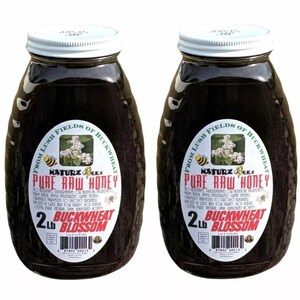 Peut inclure: Deux pots en verre de miel fonc&eacute;, chacun &eacute;tiquet&eacute; "NAturzEEZ Pure Raw Honey Buckwheat Blossom" avec un poids de 2 lb. Les pots ont des couvercles blancs et sont sur un fond blanc.