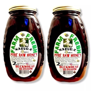 Peut inclure: Deux pots en verre de miel de sarrasin en fleurs cru, chacun &eacute;tiquet&eacute; "Farm Fresh Naturz Beez Pure Raw Honey" avec un poids net de 2 lb. Les pots sont remplis de miel fonc&eacute; et ont un couvercle dor&eacute;.