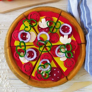 Spielzeug-Pizza aus Filz Peperoni zum Spielen mit einem Kind