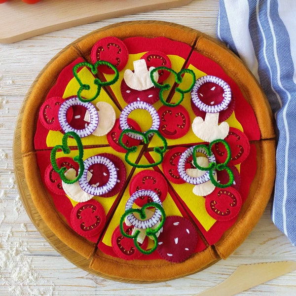 Jouet pizza en feutre peperoni pour jouer avec un enfant